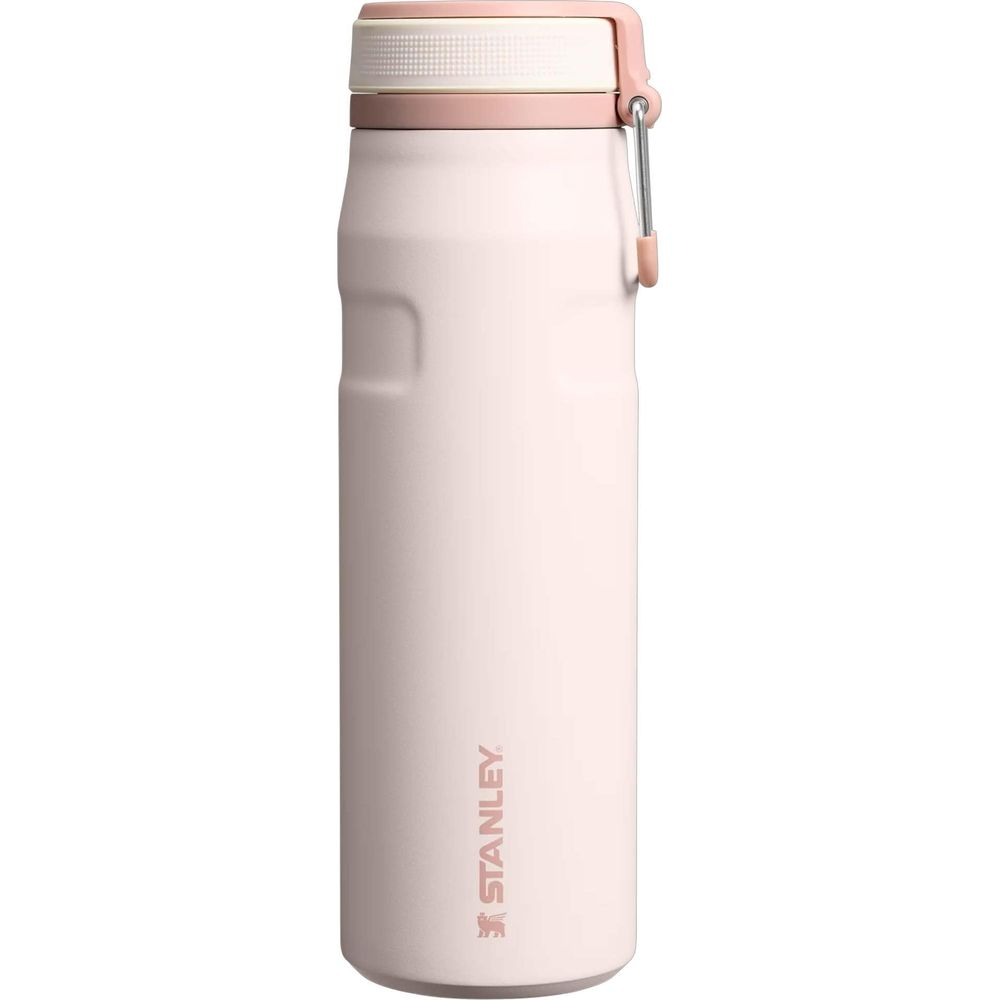 Pembe vurgulu, kapaklı krem renkli Stanley şişesi.