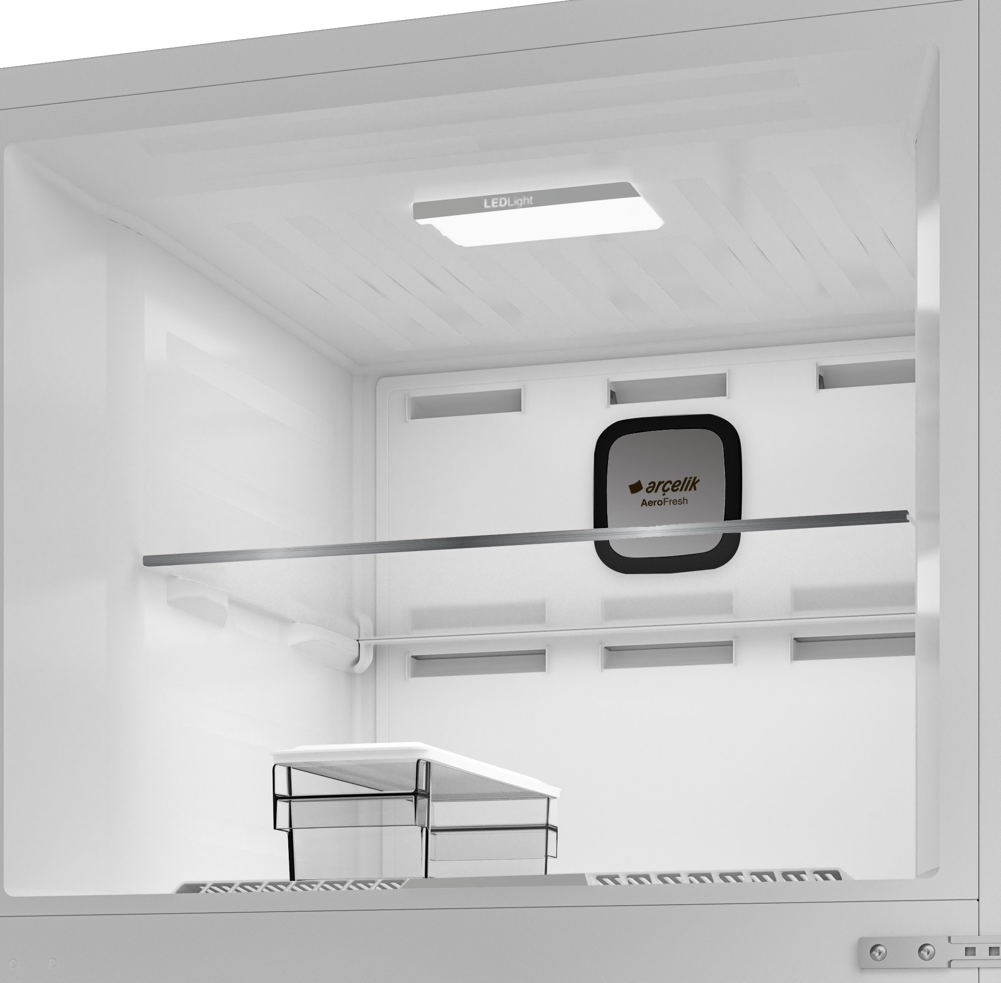 LED aydınlatmalı, raflı ve Arcelik AeroFresh logolu buzdolabı içi.