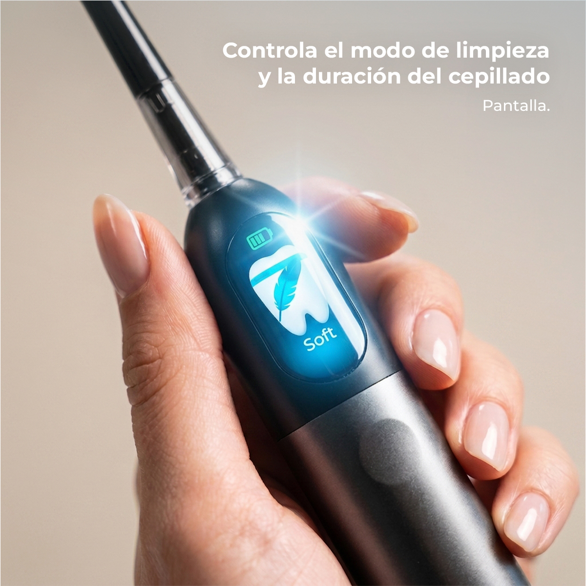 Una mano tiene uno spazzolino elettrico con schermo acceso che mostra icona dente e piuma.