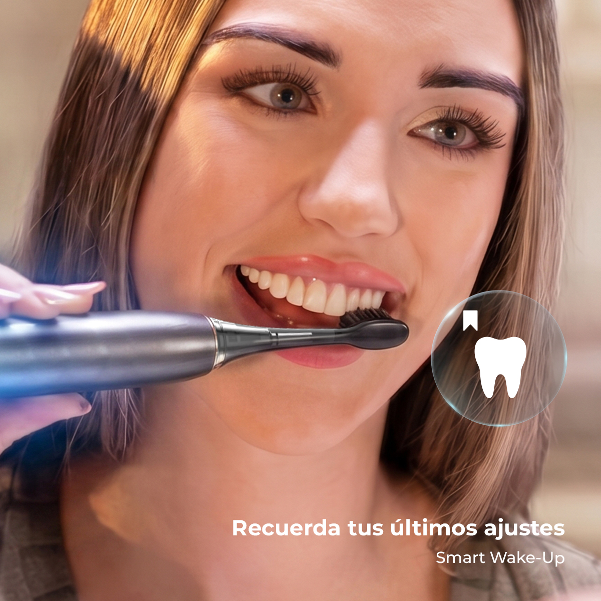 Primo piano di una donna che si lava i denti con uno spazzolino elettrico. Icona di un dente visibile.