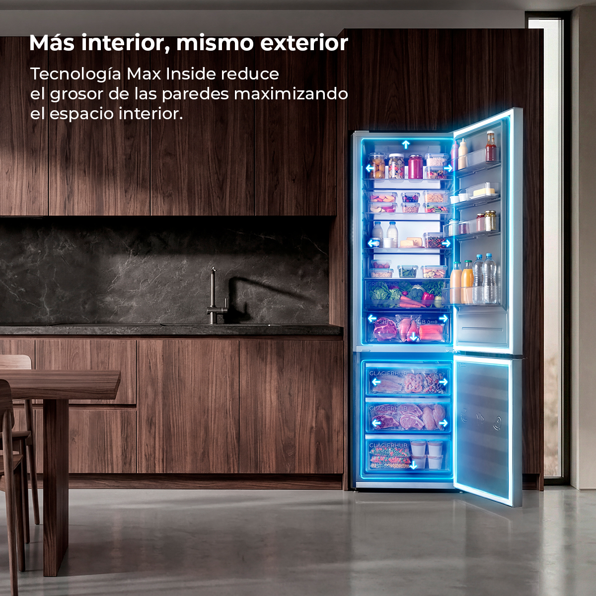 Un frigorifero aperto pieno di cibo e illuminato di blu, accanto a una cucina in legno.