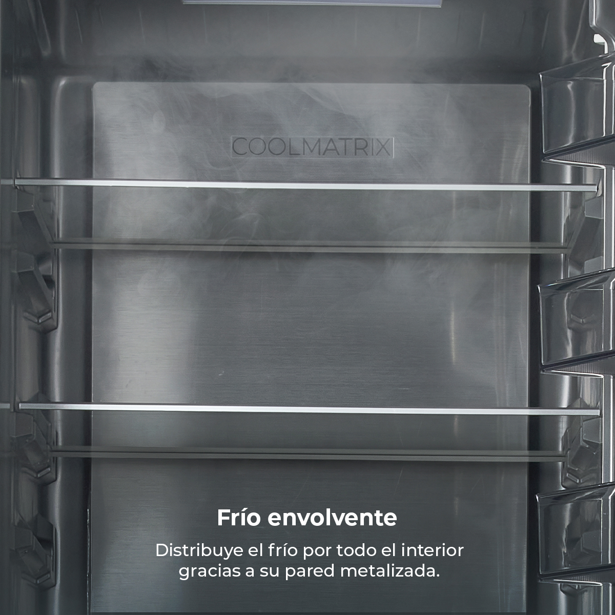 Interno frigorifero con ripiani in metallo e testo "COOLMATRIX".