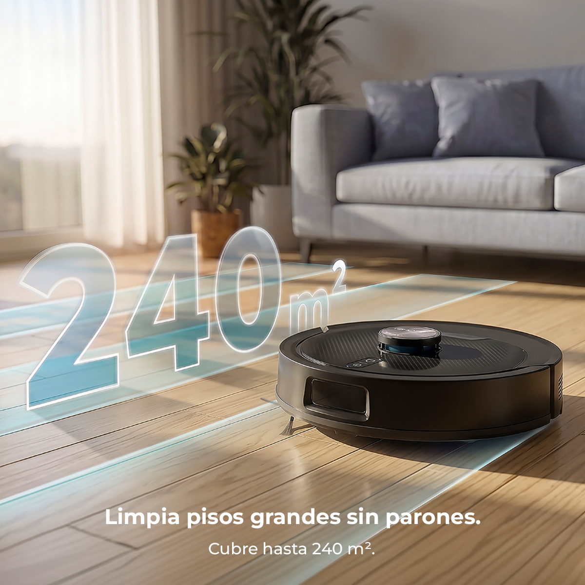 Un robot aspirador negro limpia un suelo de madera en un salón con sofá y plantas.