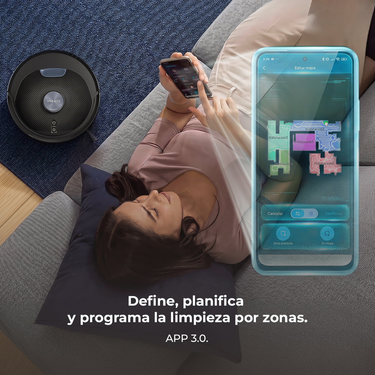 Una mujer yace en un sofá, controlando un robot aspirador con una app. La app muestra vista de mapa.