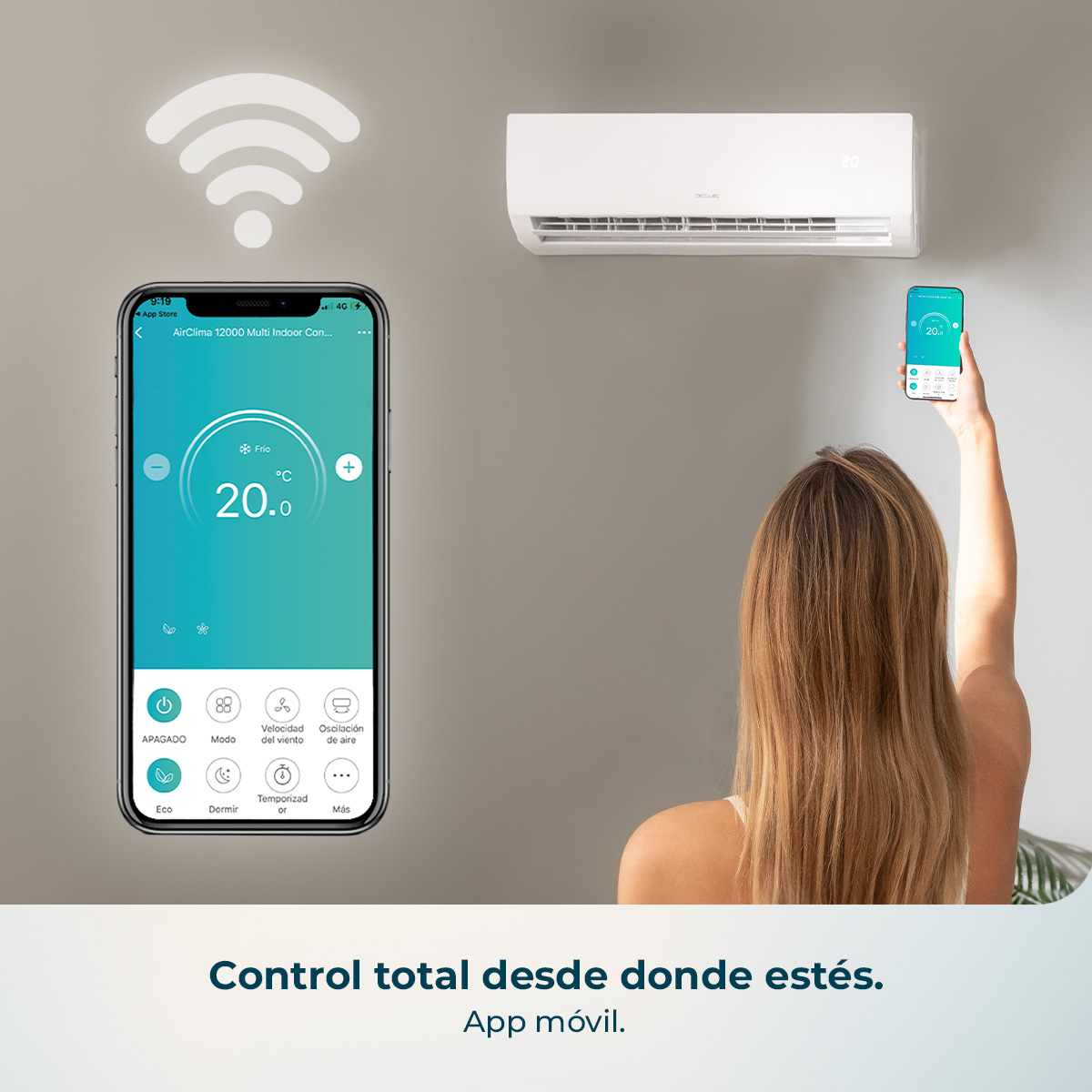 Vrouw houdt smartphone met airco-app vast, witte airconditioner aan de muur.