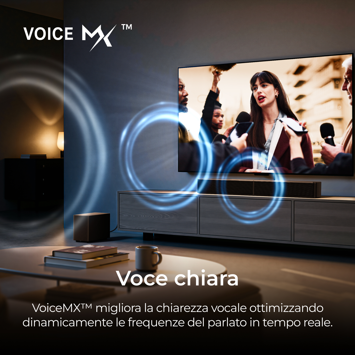 Una donna parla in microfoni, circondata da onde sonore.