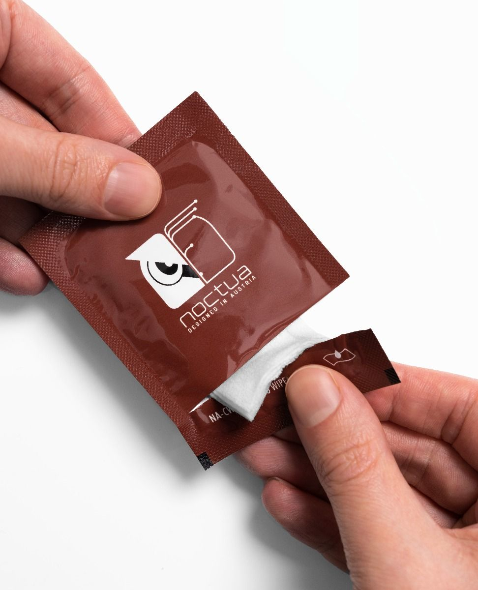 Hände öffnen Noctua-Verpackung, um ein Wischtuch herauszunehmen.