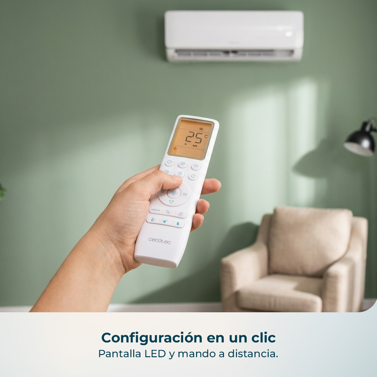 Een hand houdt een afstandsbediening vast voor een airconditioner en fauteuil.