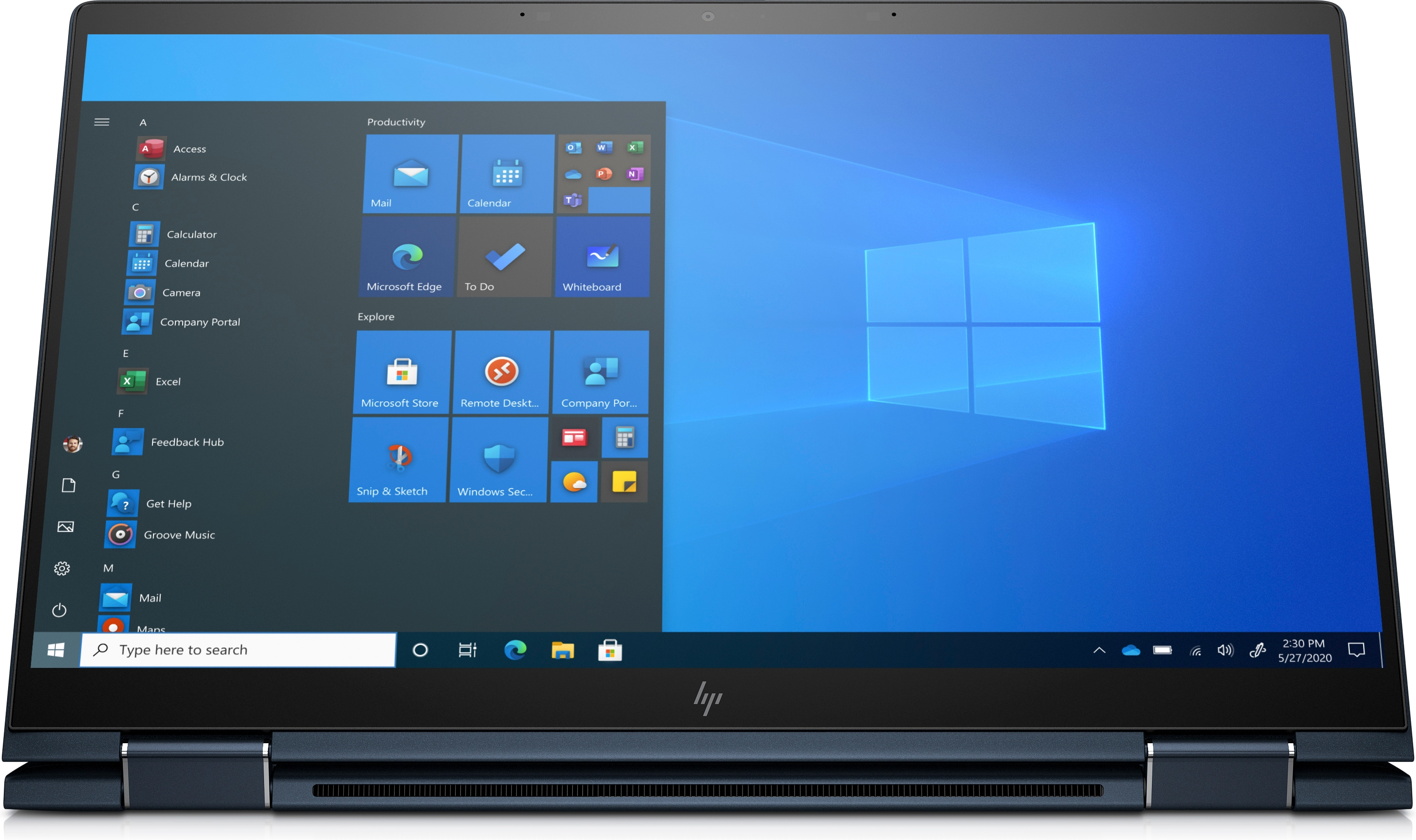 Een geopende laptop toont het Windows startscherm met app-tegels en een blauwe achtergrond.
