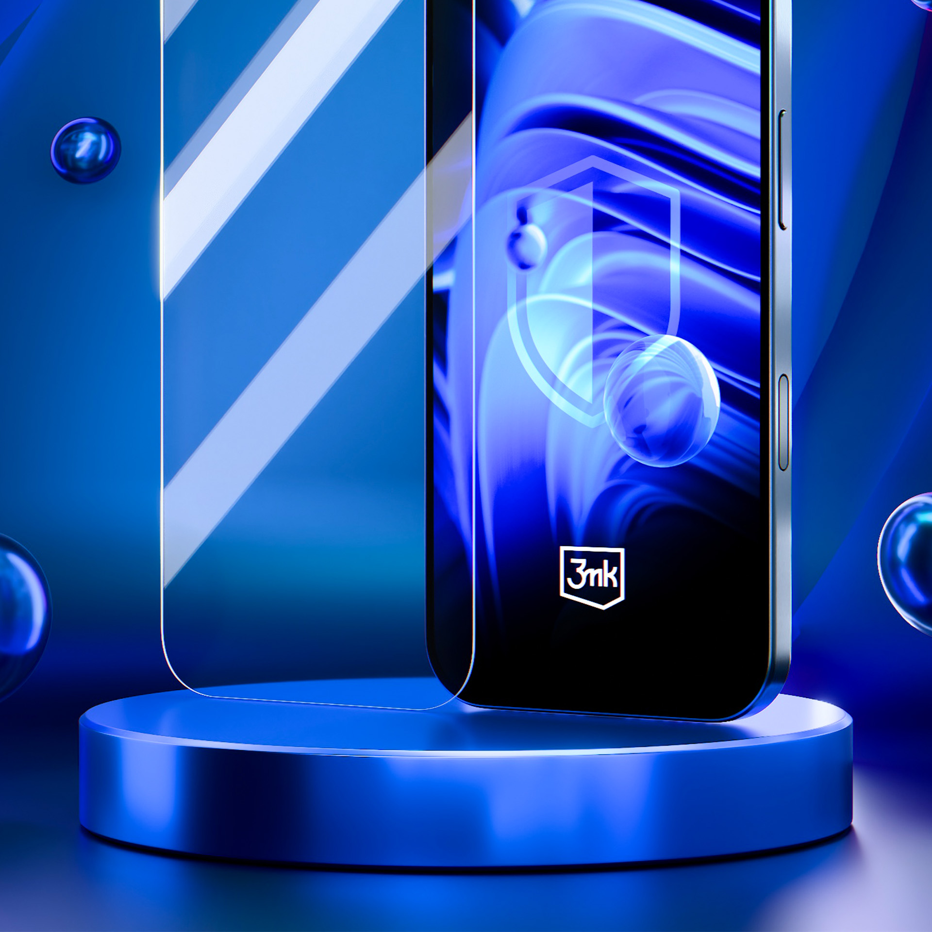 Smartfon na niebieskim podium z akcentami szklanej kuli.
