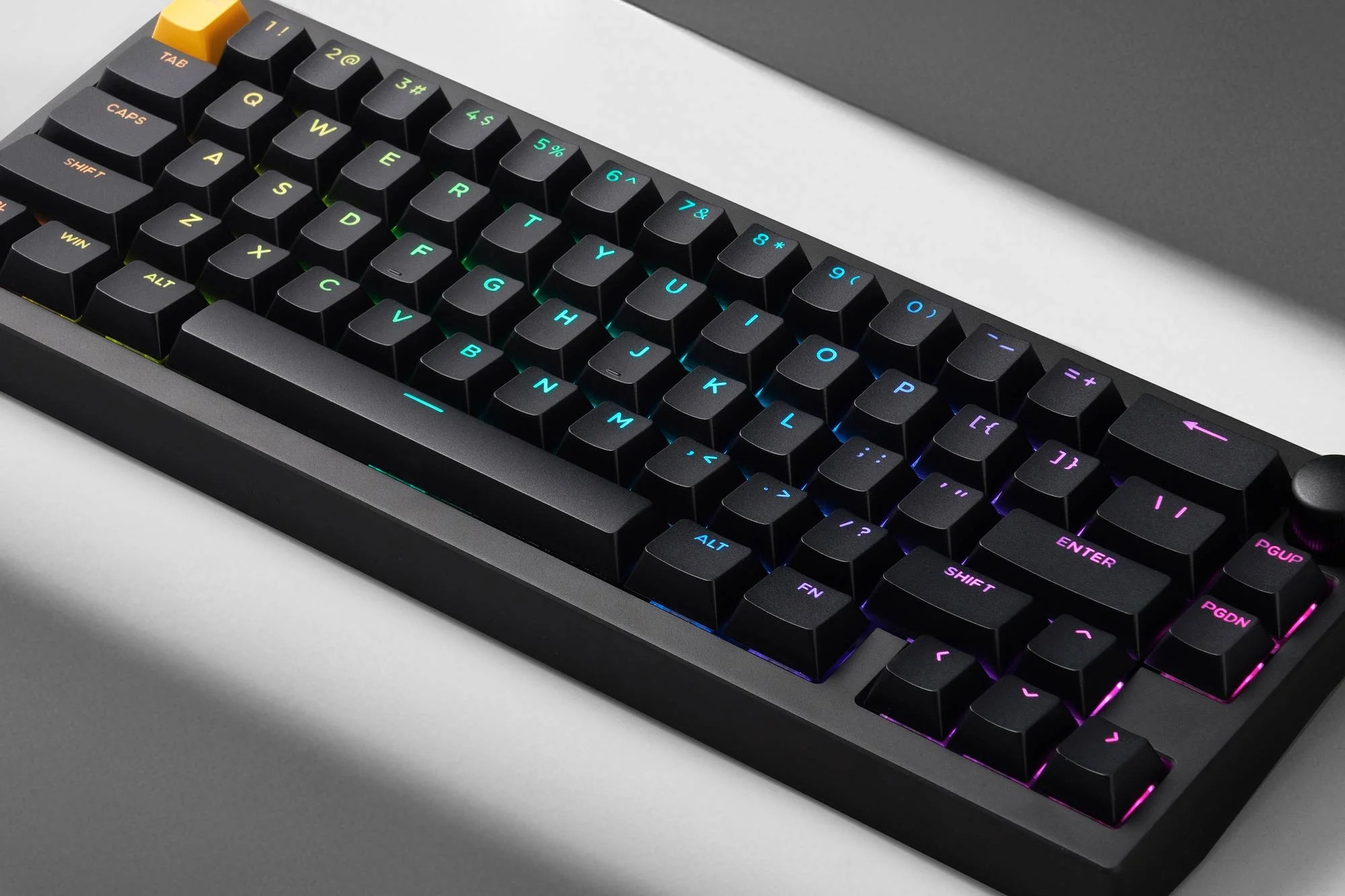 Czarna klawiatura z podświetleniem RGB, żółty klawisz Escape.