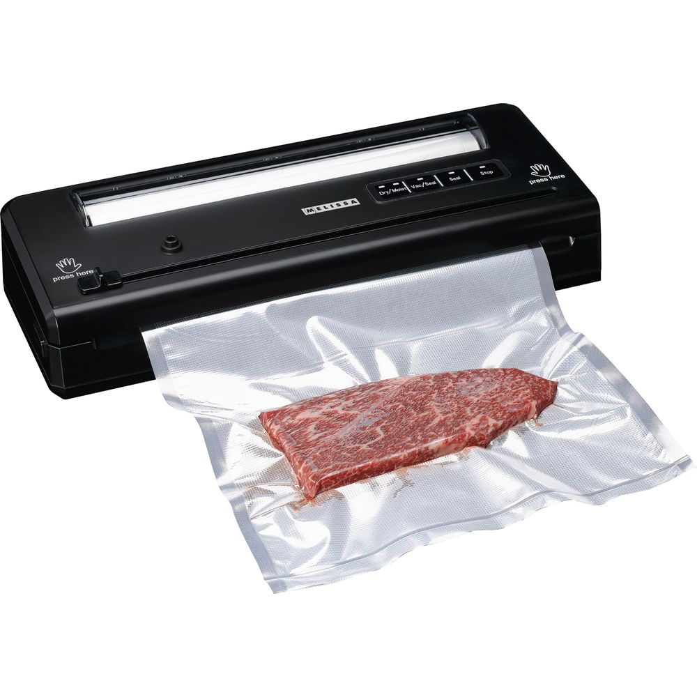 Una macchina sottovuoto nera sigilla una bistecca di manzo cruda in confezione di plastica.