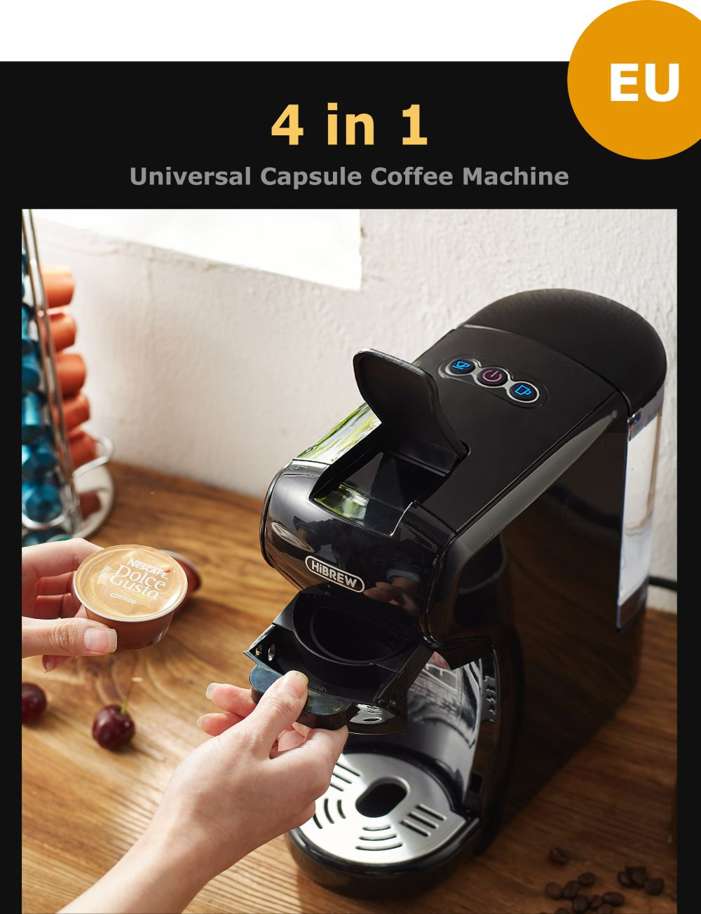 Una macchina da caffè nera con portacapsule e due mani che inseriscono una capsula.