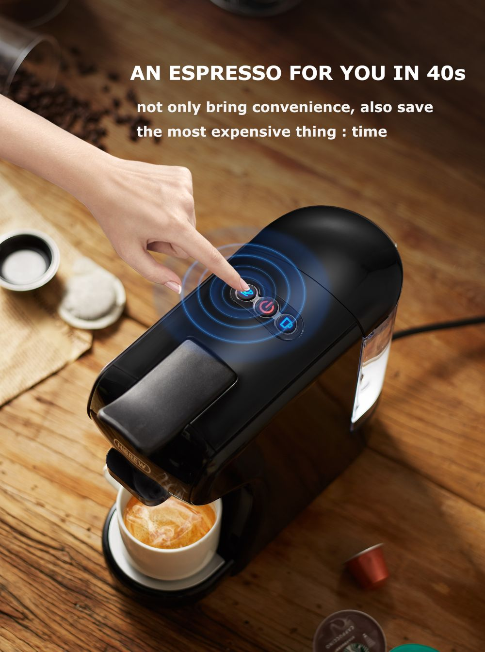 Una mano preme una macchina per espresso nera che fa il caffè.