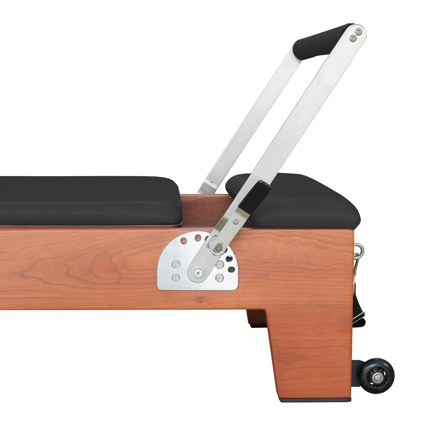 Reformer Pilates de madera con acolchado negro y asas metálicas sobre fondo blanco.