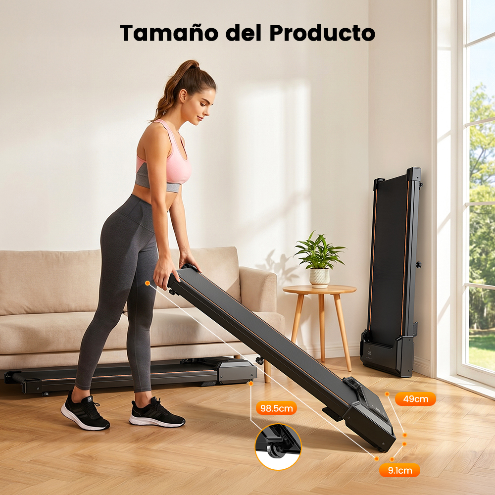 Mujer con ropa deportiva sosteniendo una cinta de correr plegada. Dimensiones mostradas.
