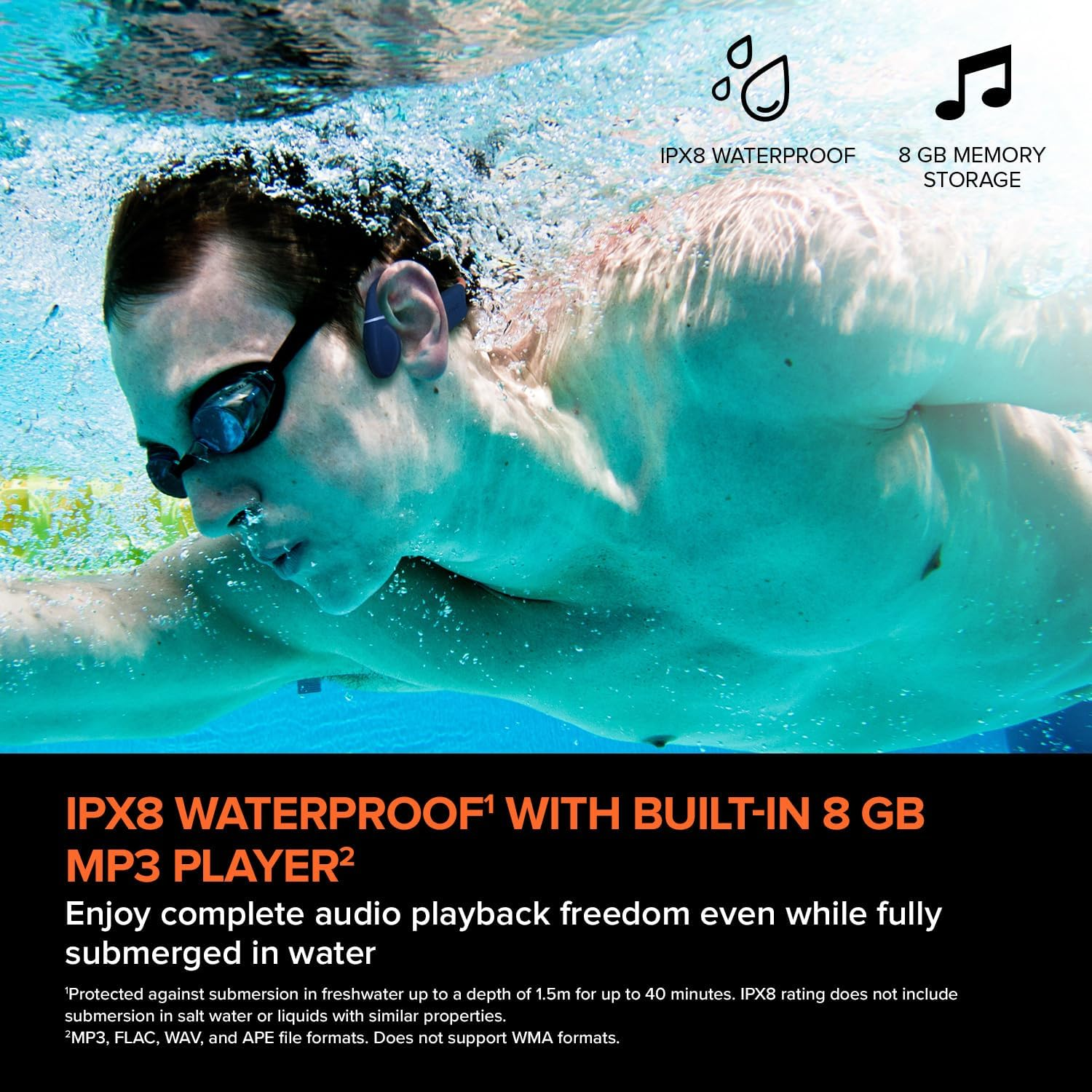 Uomo nuota sott'acqua con cuffie MP3 impermeabili IPX8.