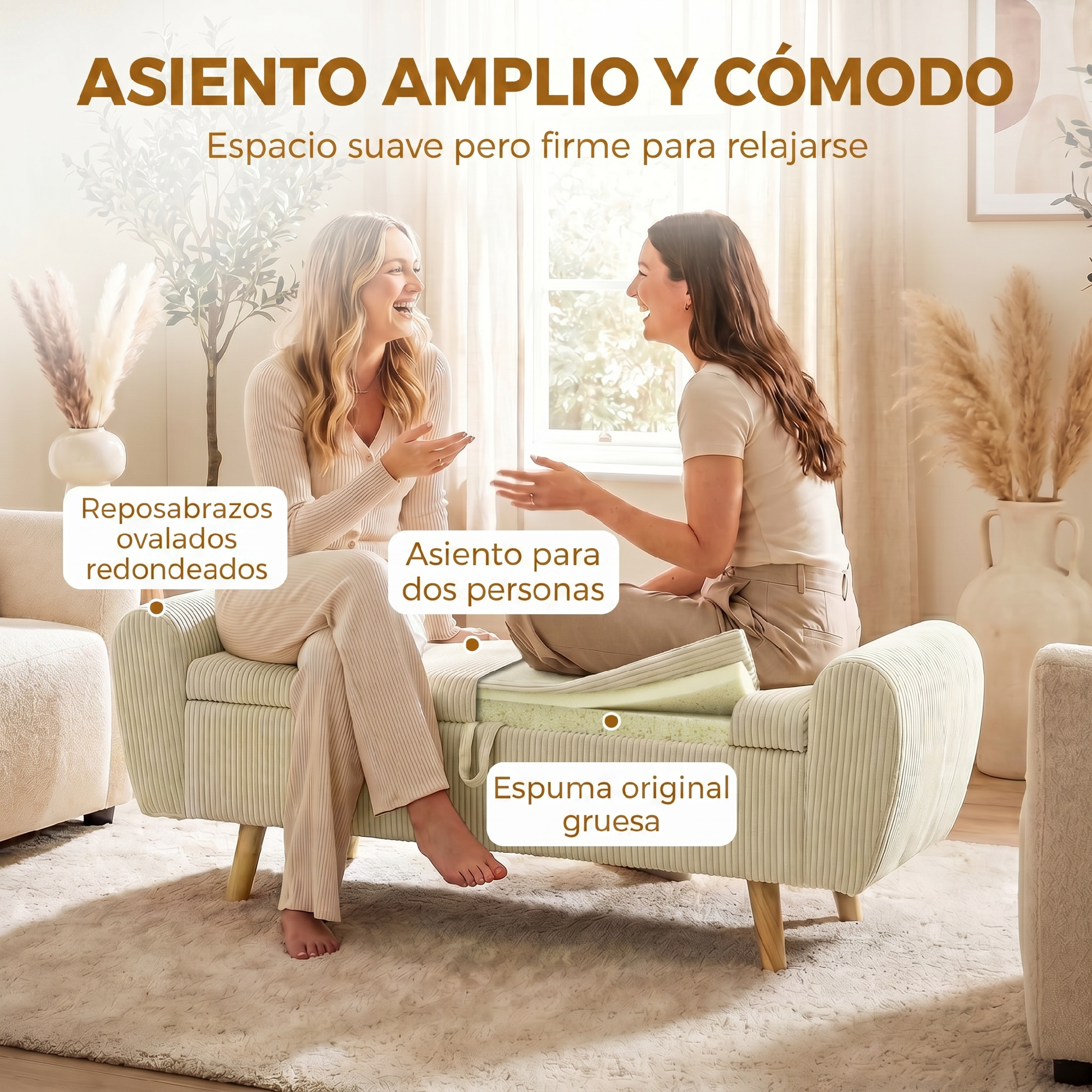 Dos mujeres ríen en un banco color crema con cojines de espuma gruesa.