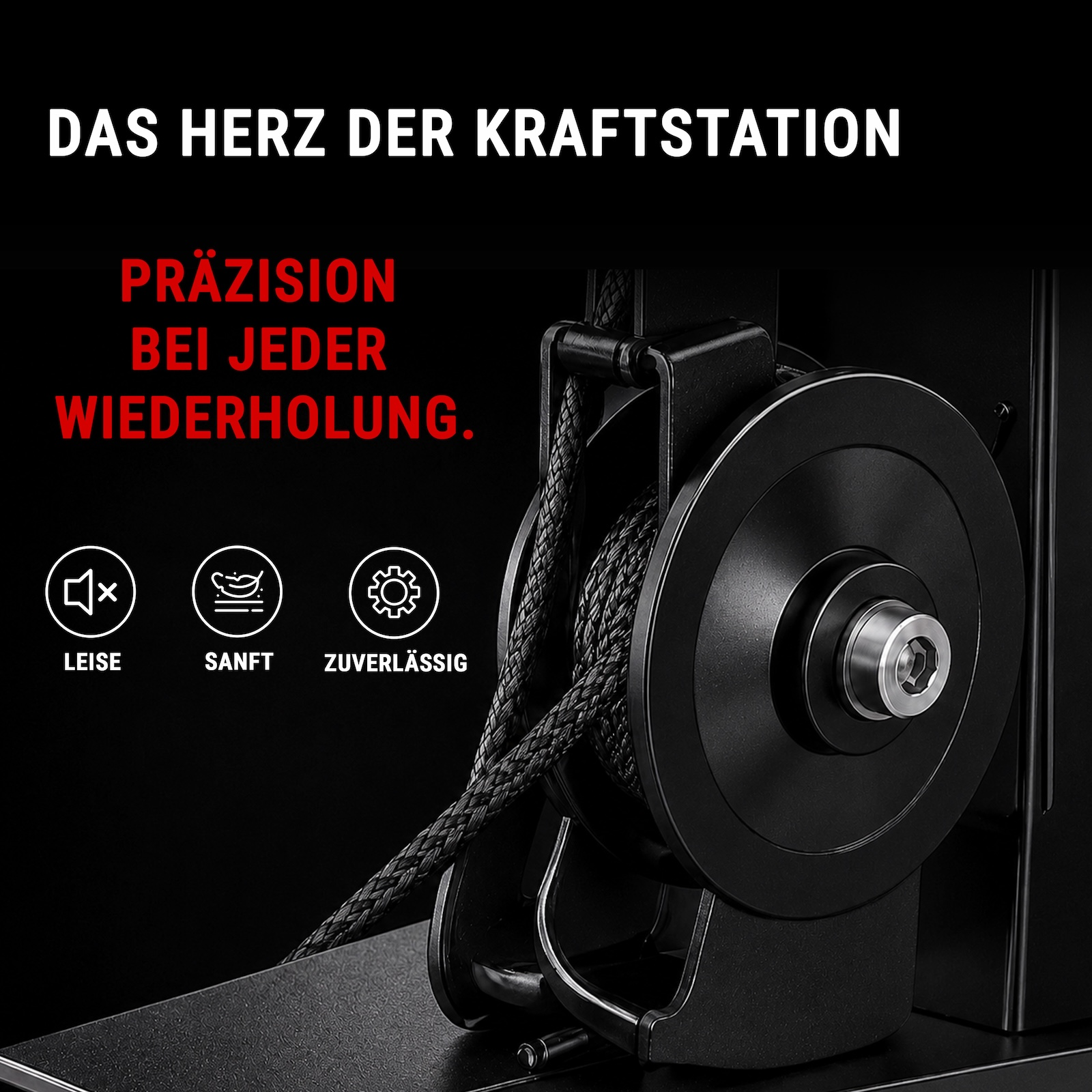 Detailansicht einer schwarzen Seilwinde mit Seil und Metallscheibe.