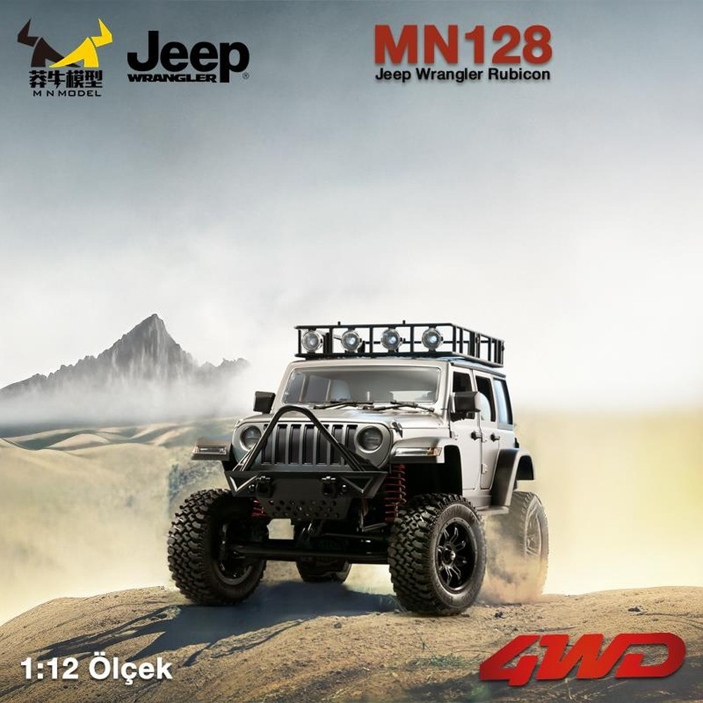 Gümüş Jeep Wrangler Rubicon 4WD tozlu yolda ilerliyor, arkada dağlar var.