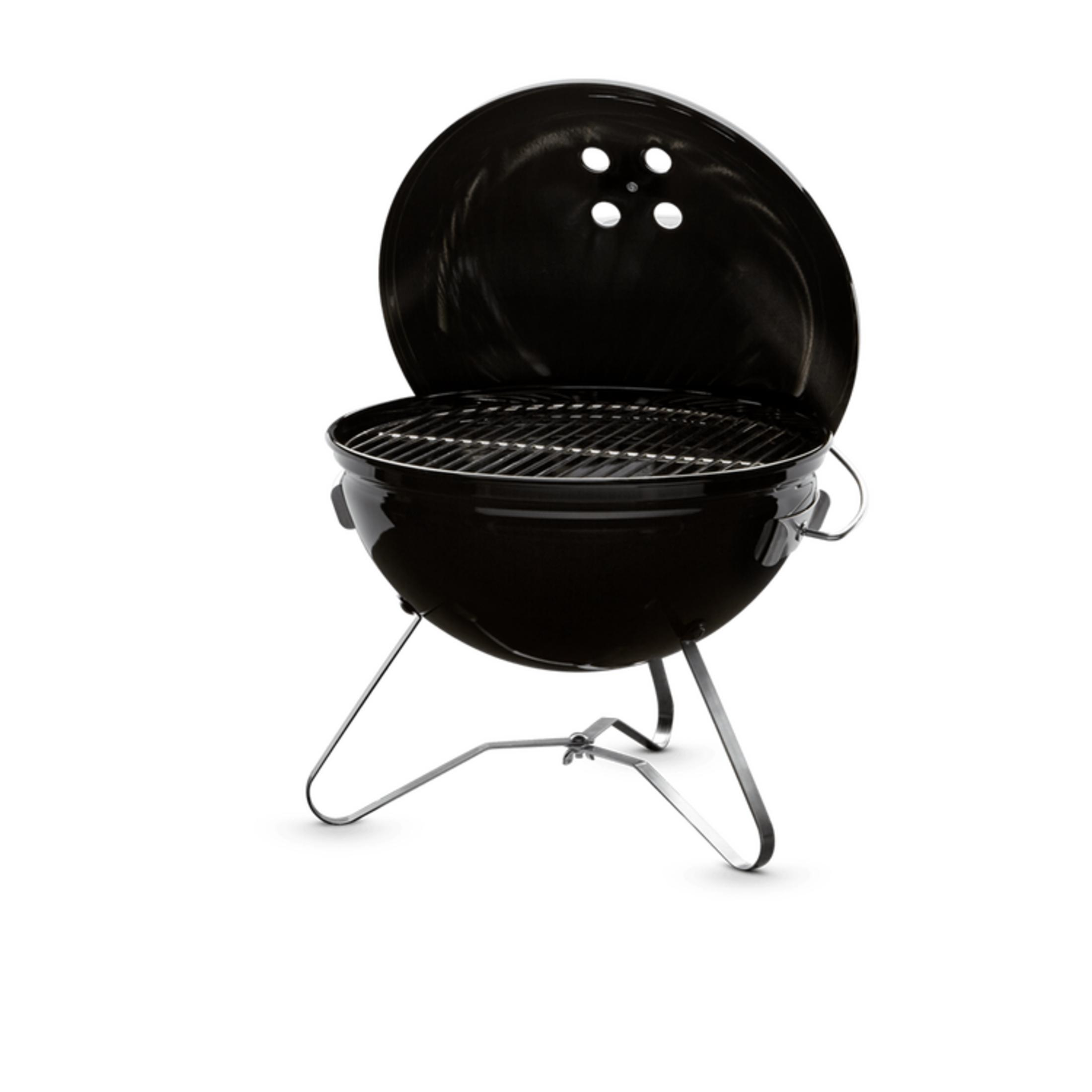 Czarny grill węglowy z otwartą pokrywą, na srebrnych nogach.