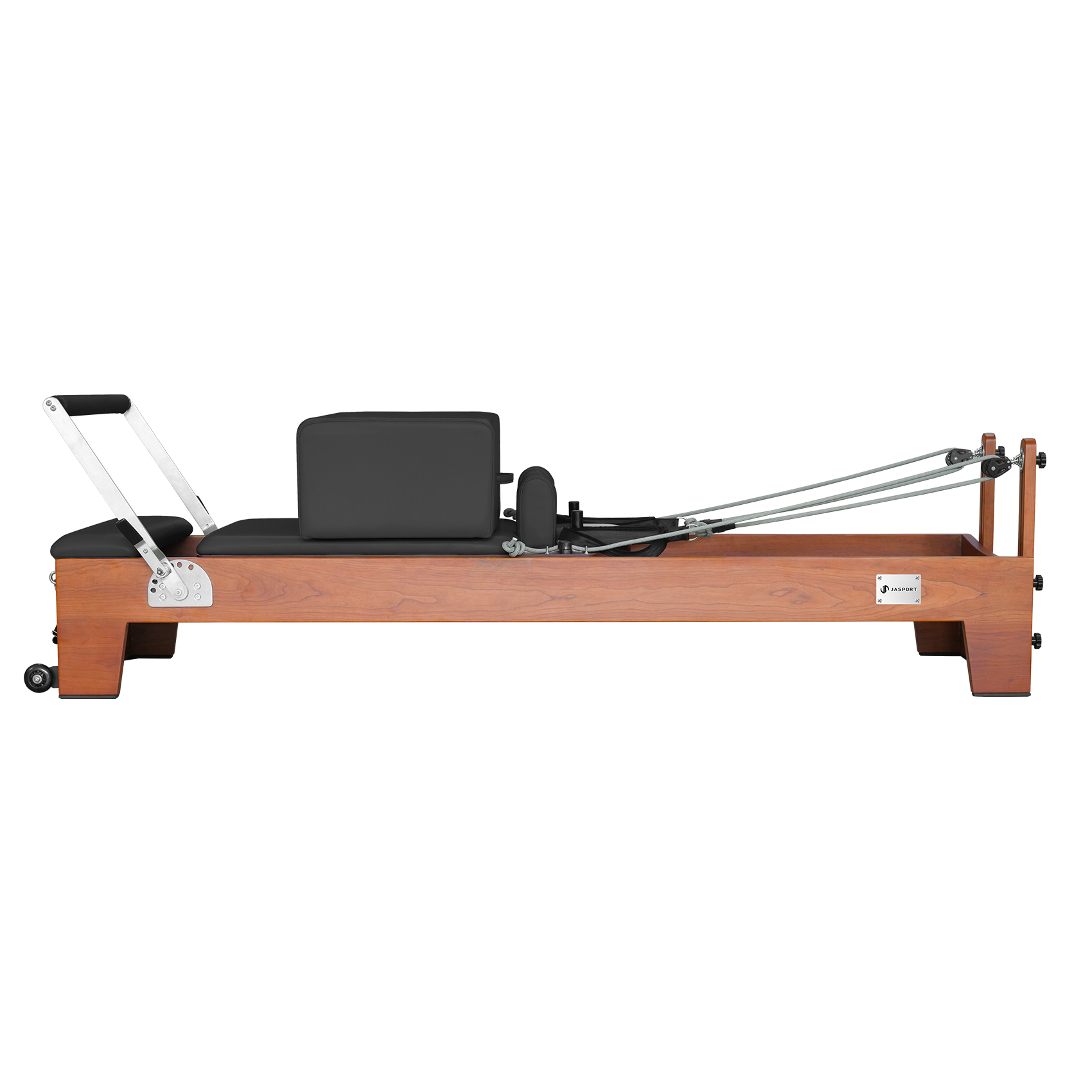 Reformer de Pilates de madera con acolchado negro, cuerdas y ruedas. Logo visible.