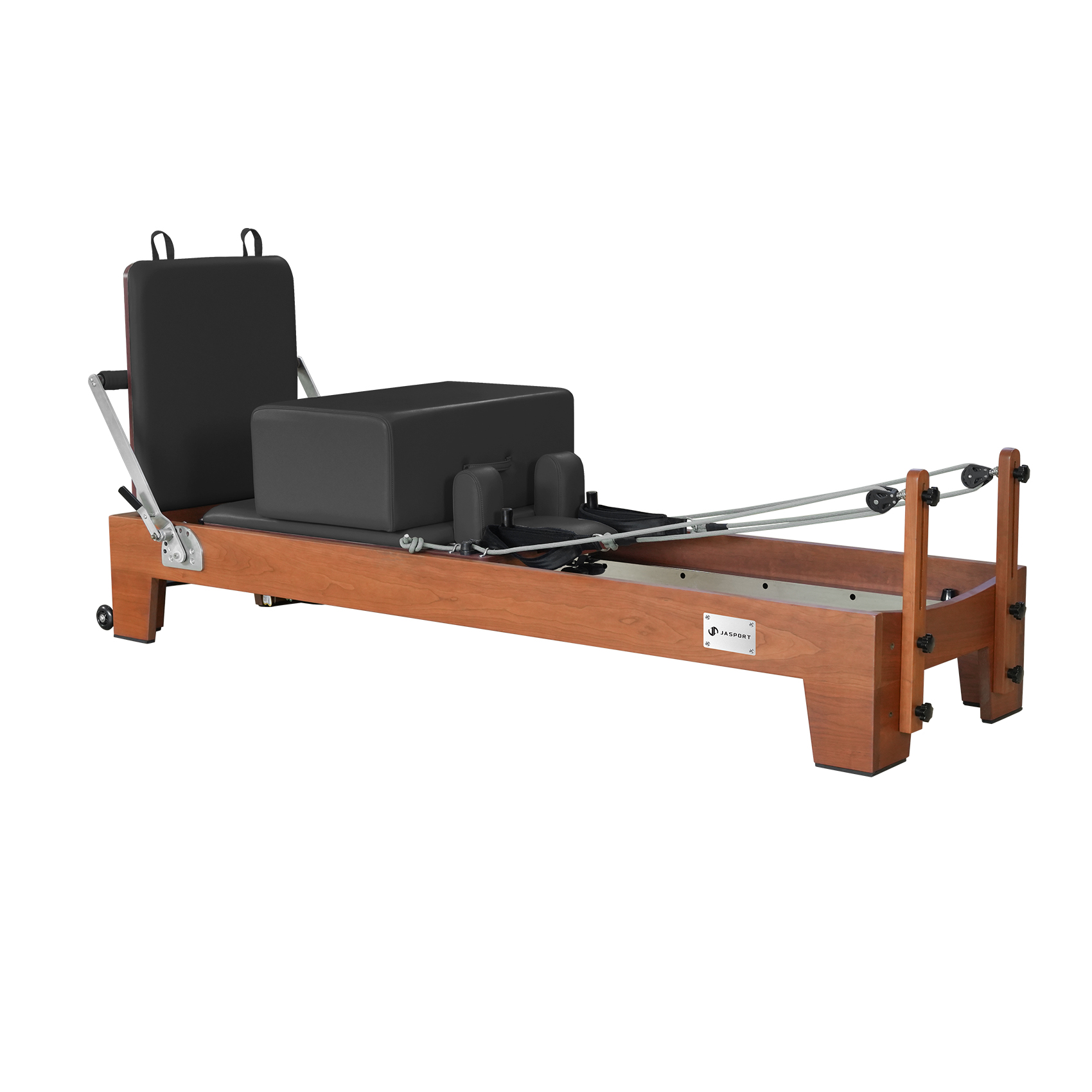 Un reformer de Pilates de madera con tapicería negra, acolchado y cuerdas.