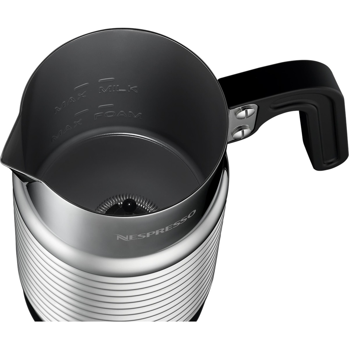 Siyah saplı gümüş renkli Nespresso süt köpürtücü.