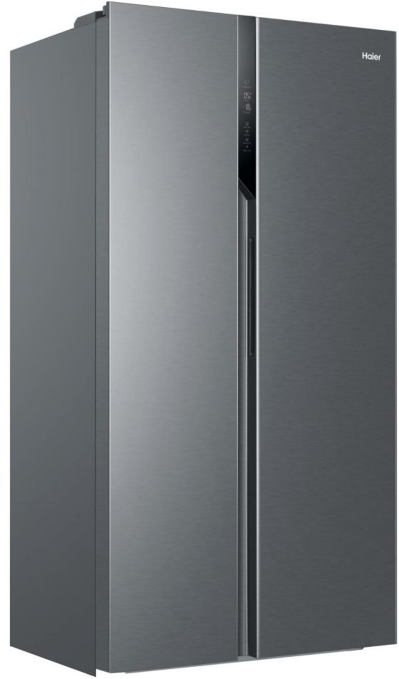 Un frigorifero Haier side-by-side grigio con display digitale sulla porta sinistra.