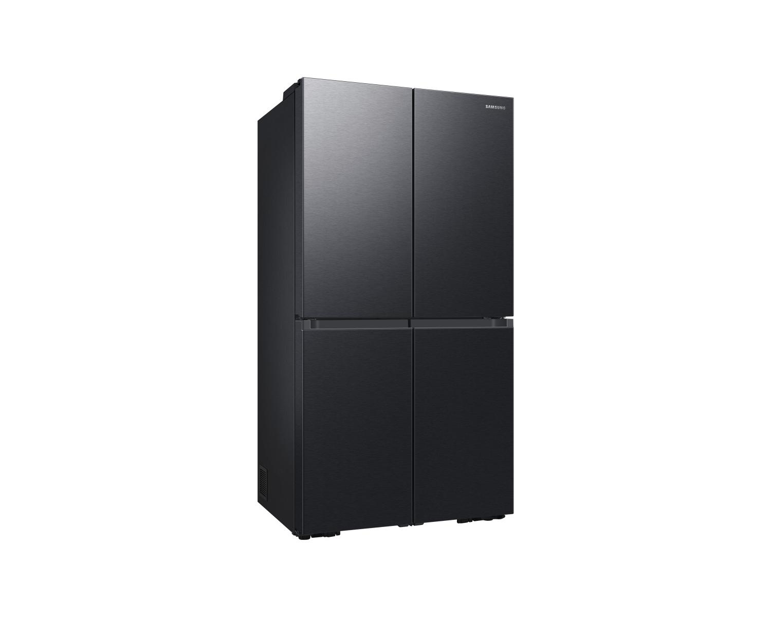 Ein schwarzer Samsung Kühlschrank mit vier Türen steht auf weißem Hintergrund.