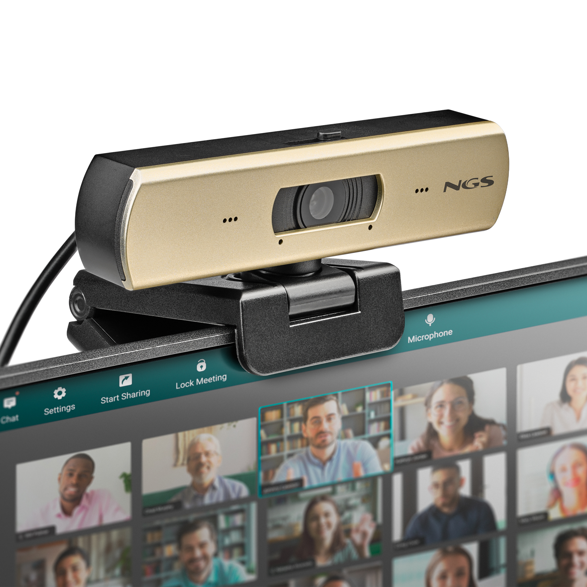 Una webcam NGS dorada sobre la pantalla de un portátil mostrando una reunión.