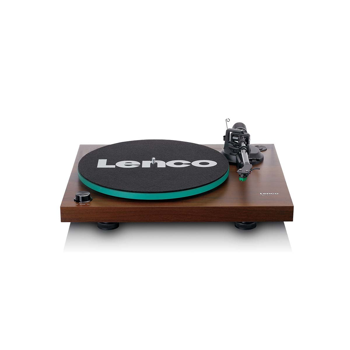 Gramofon z drewnianą podstawą, czarną matą i ramieniem.