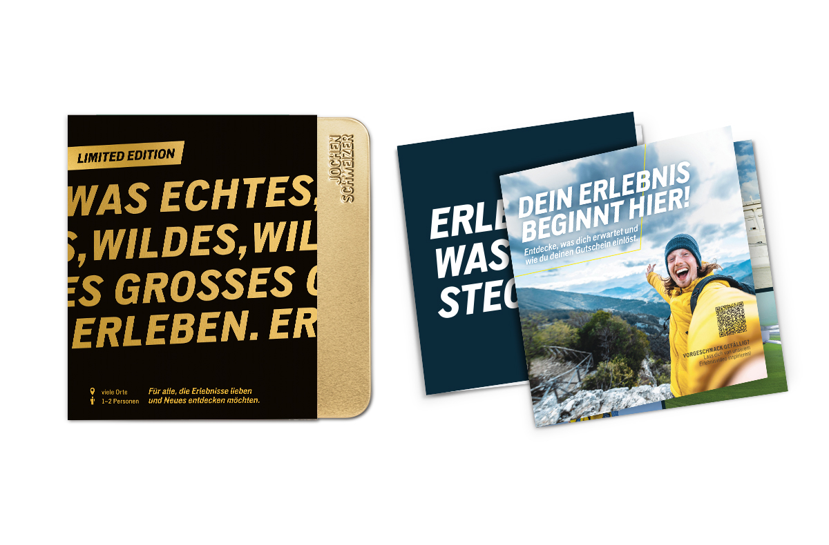 Zwei Werbeartikel: Ein schwarzes mit Goldaufdruck, ein bunter Flyer mit Person.