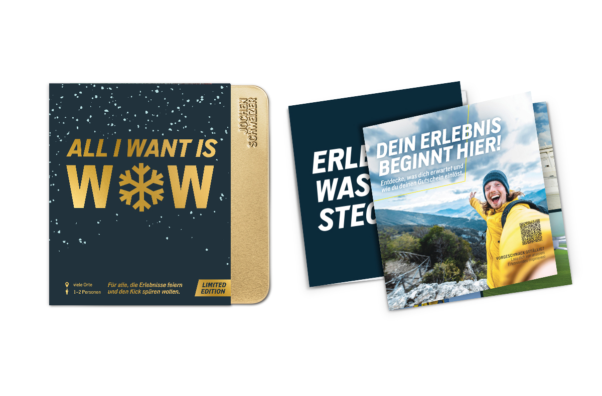 Eine dunkelblaue Karte mit "All I Want is WOW" und eine Broschüre mit einer lachenden Person.
