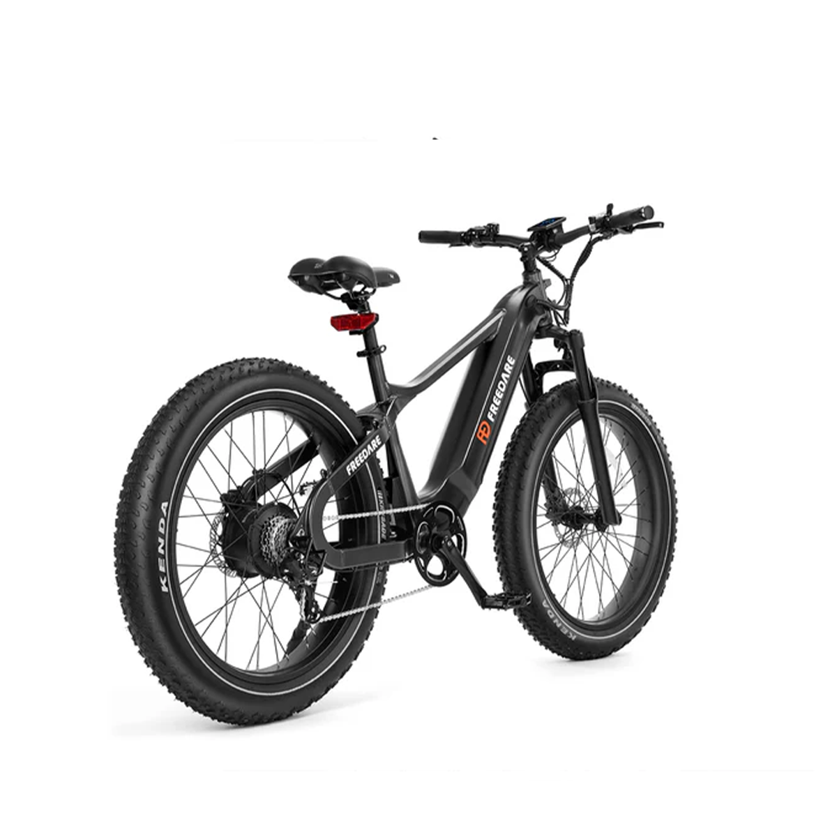 Czarny rower elektryczny typu fat bike z szerokimi oponami i amortyzacją, na białym tle.