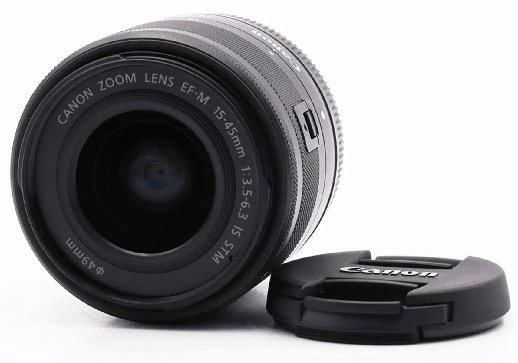 Un objetivo zoom Canon negro con su tapa a su lado sobre fondo blanco.