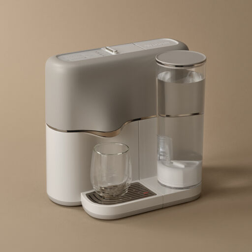 Ein moderner weißer und grauer Wasserspender mit einem Glas und Wassertank.