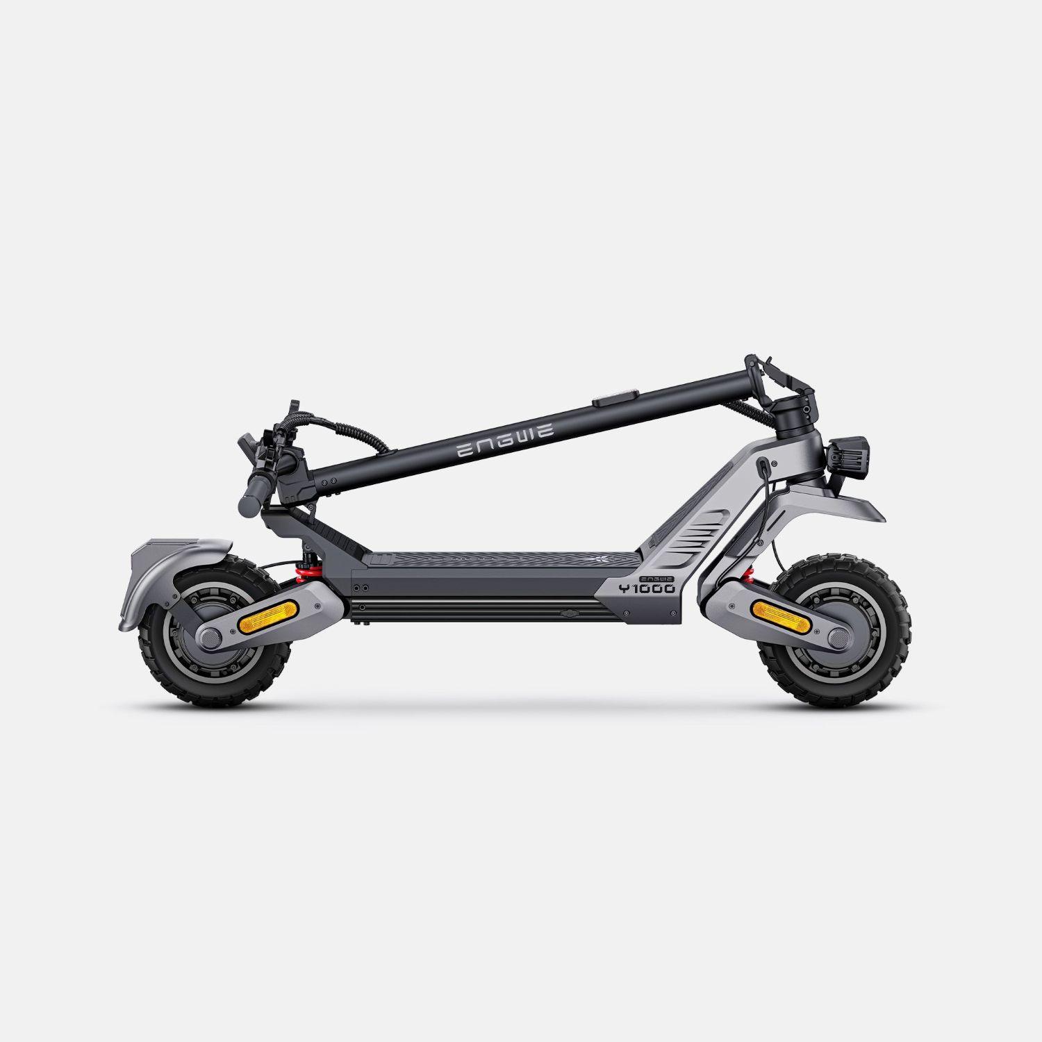 Un patinete eléctrico gris con manillar negro, sobre fondo blanco.
