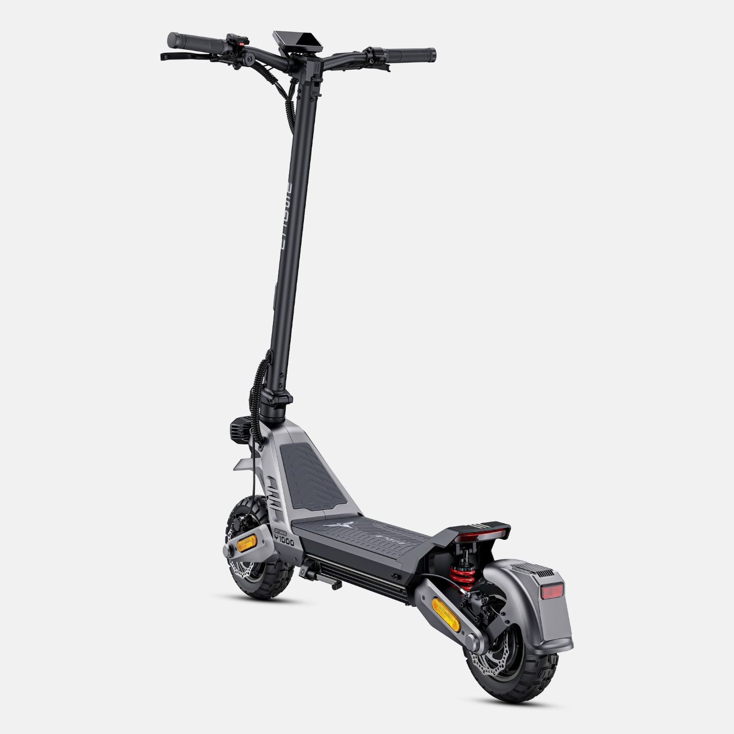 Un patinete eléctrico gris con manillar y pantalla negros, sobre fondo blanco.