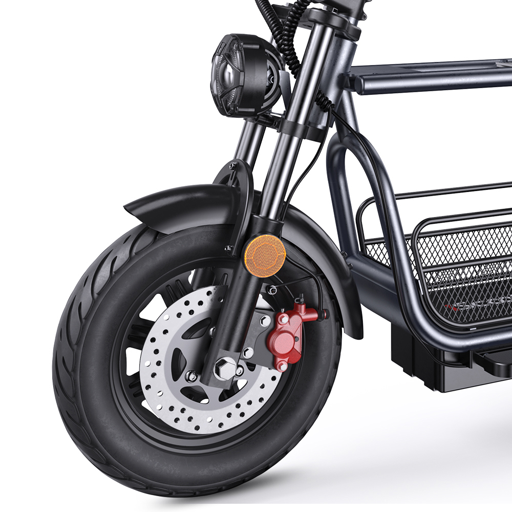 Primer plano de la rueda delantera de un scooter eléctrico gris oscuro, neumático negro, freno de disco y faro.