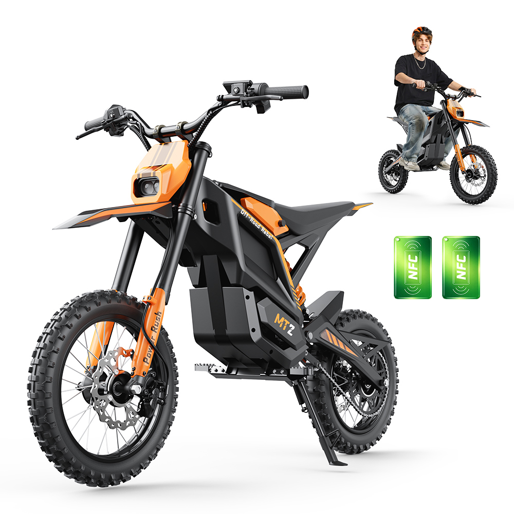Una motocicleta eléctrica naranja y negra está en primer plano, un conductor al fondo.