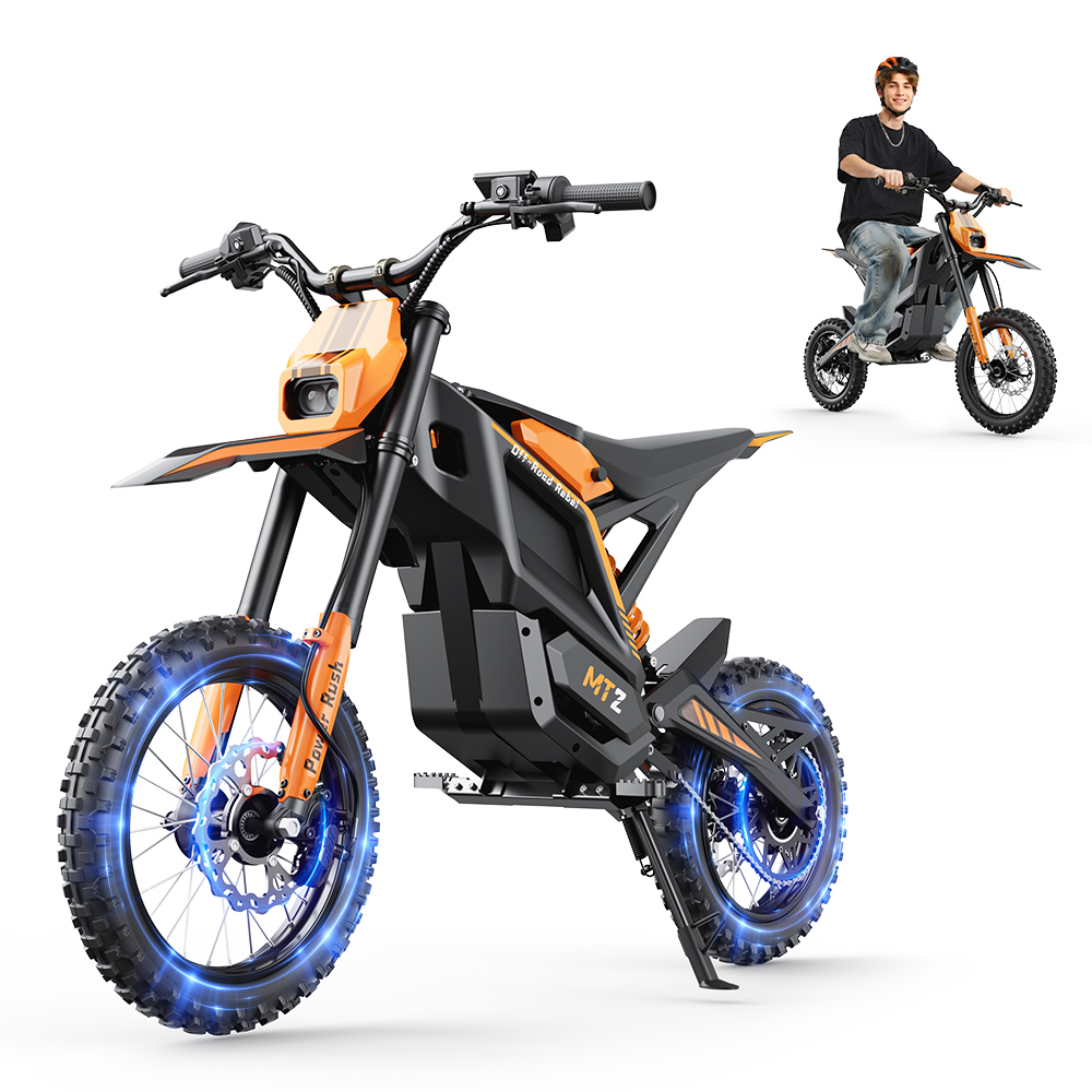 Una moto eléctrica naranja y negra en primer plano, un conductor al fondo.