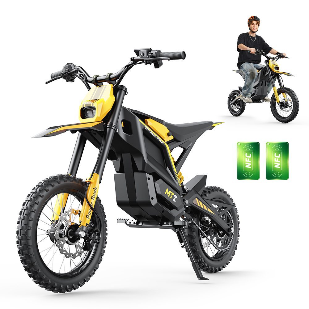 Bicicleta eléctrica de tierra amarilla y negra con jinete al fondo y dos etiquetas NFC.