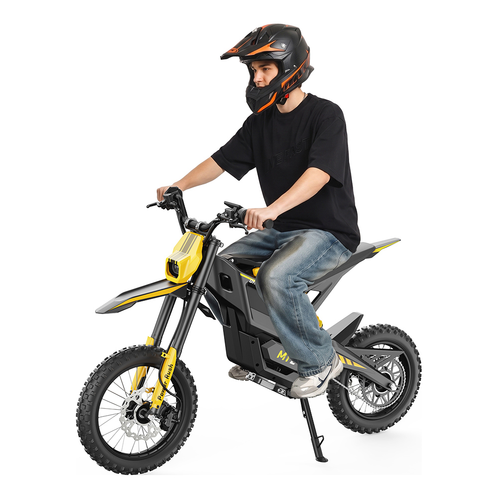 Un hombre con casco monta una moto de cross eléctrica negra y amarilla sobre fondo blanco.