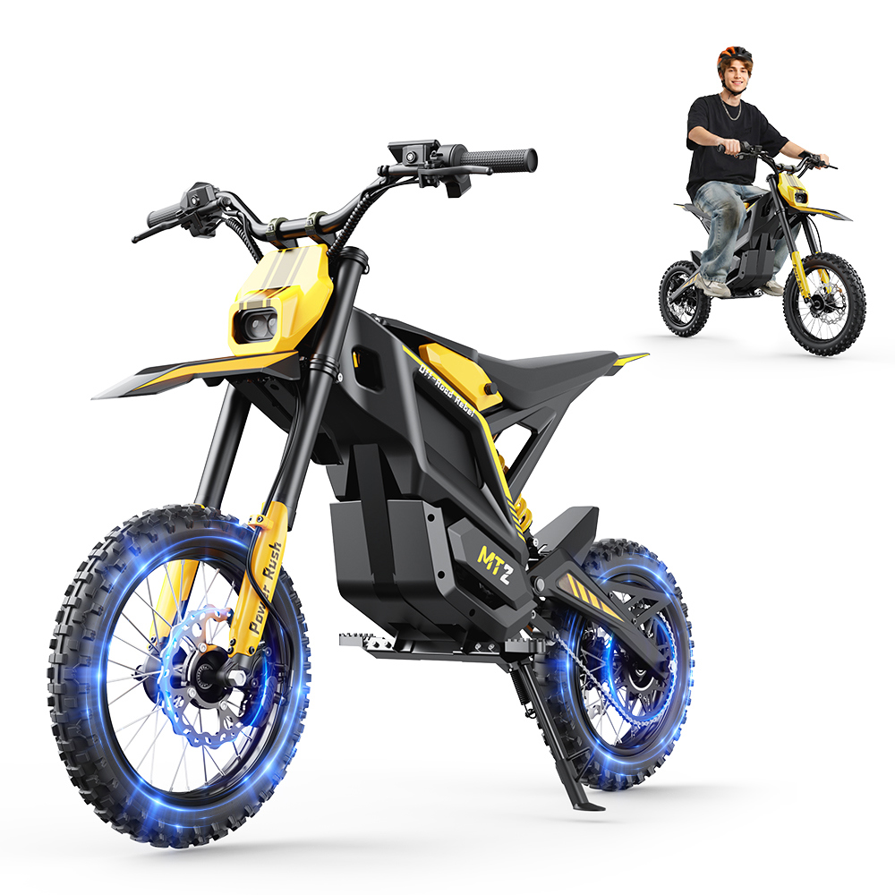 Una dirt bike eléctrica amarilla y negra con un conductor al fondo sobre blanco.