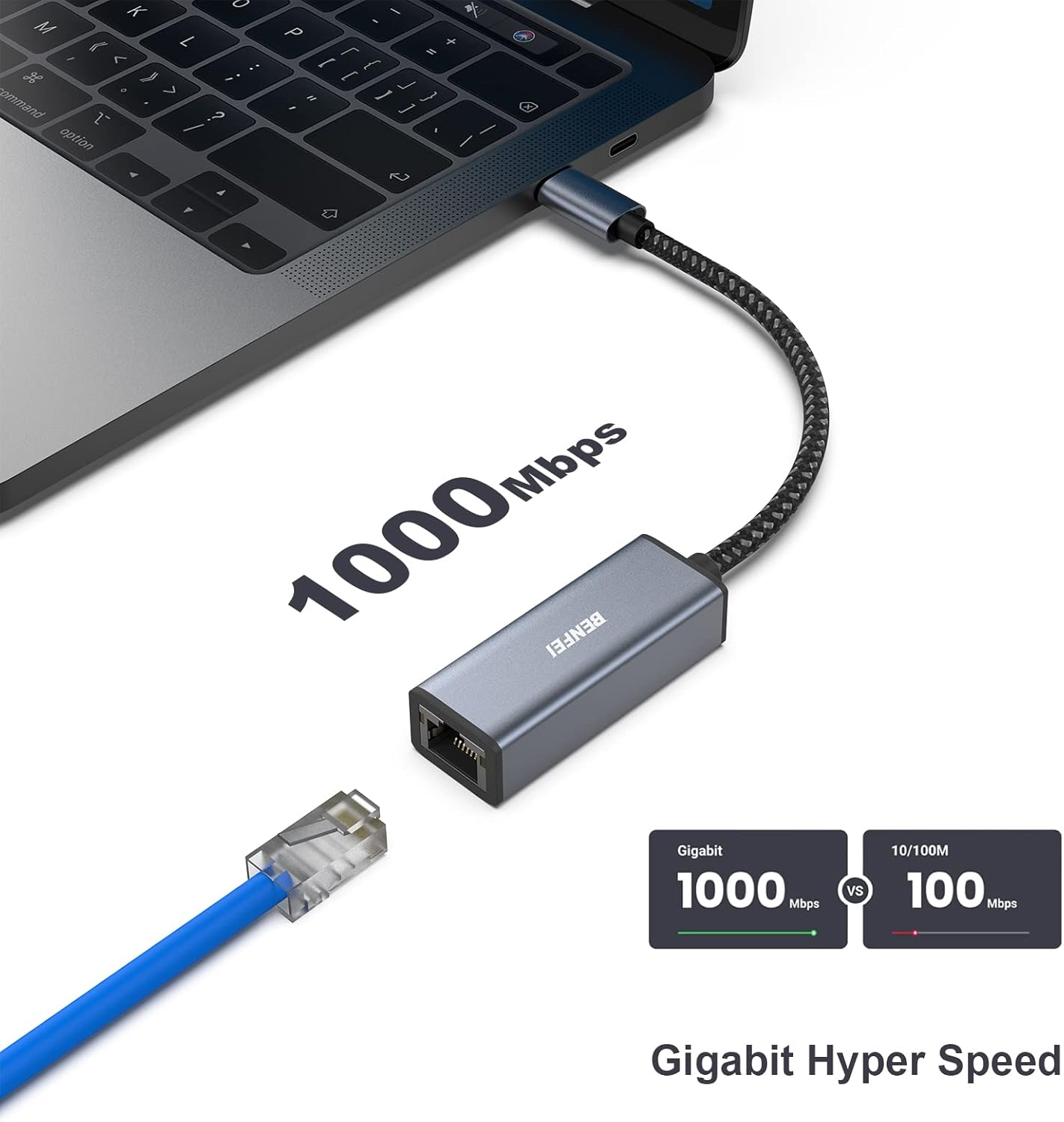 Ein grauer USB-C-Ethernet-Adapter ist an einen Laptop angeschlossen. Ein blauer Ethernet-Stecker ist daneben.