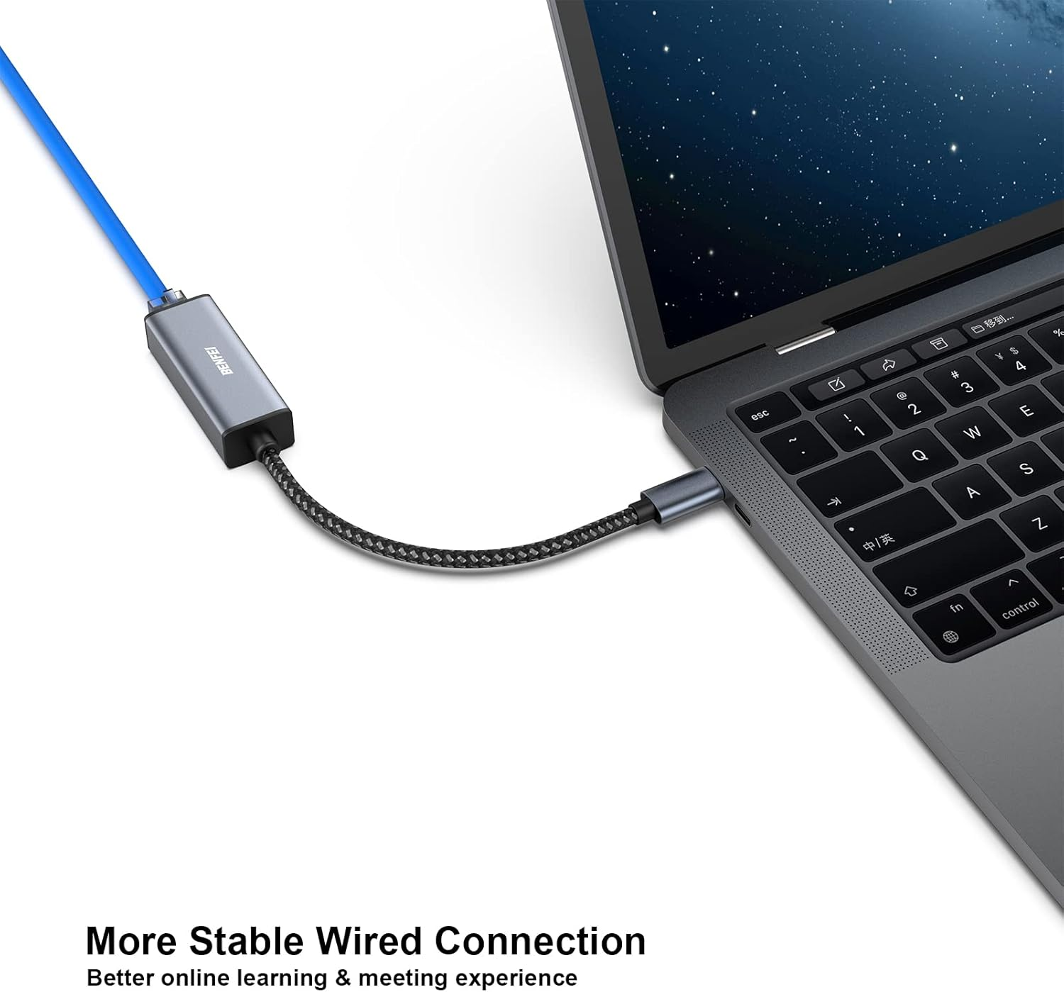Ein blauer Ethernet-Adapter ist mit einem MacBook verbunden.