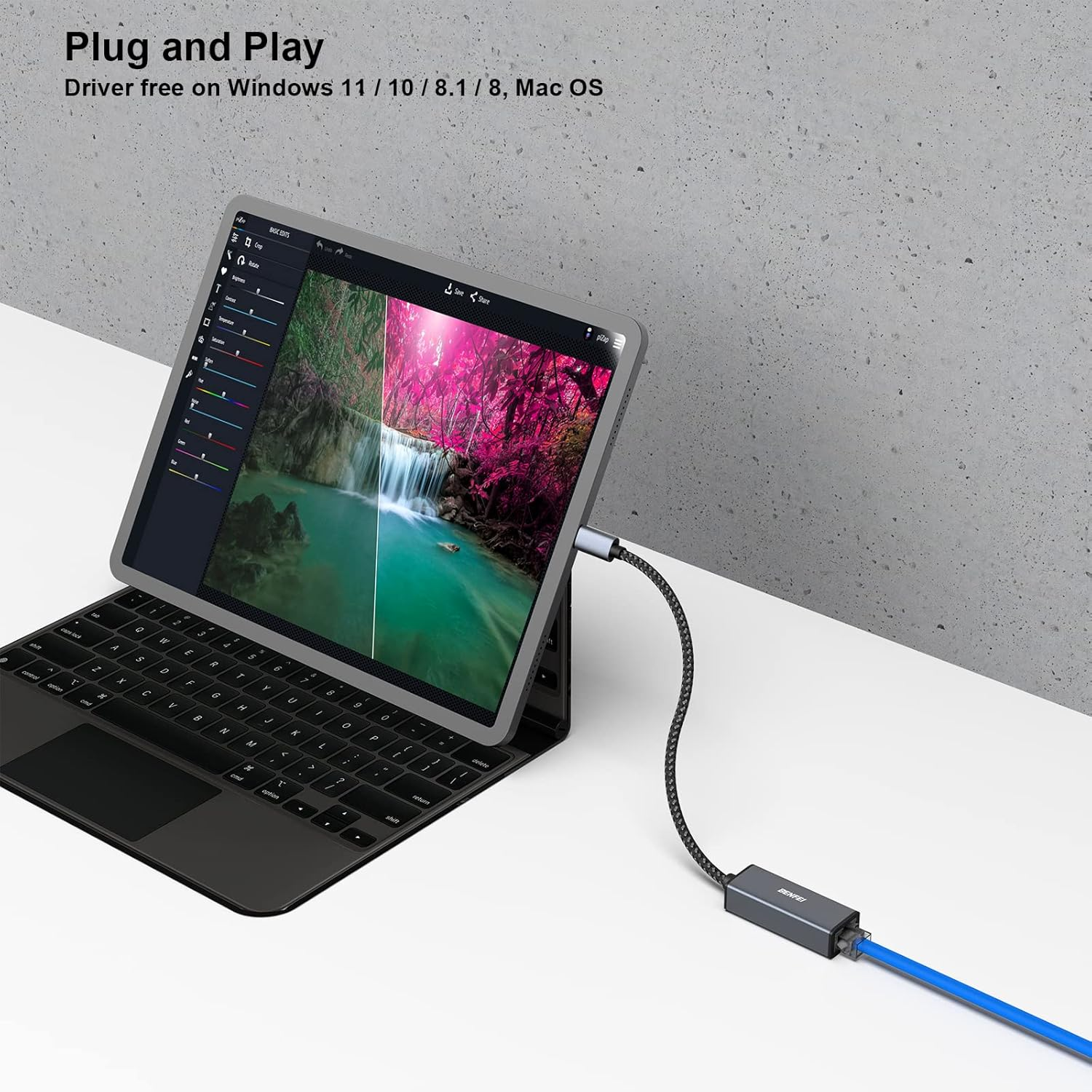 Tablet über Adapter mit Laptop verbunden. Bildbearbeitungssoftware ist geöffnet.