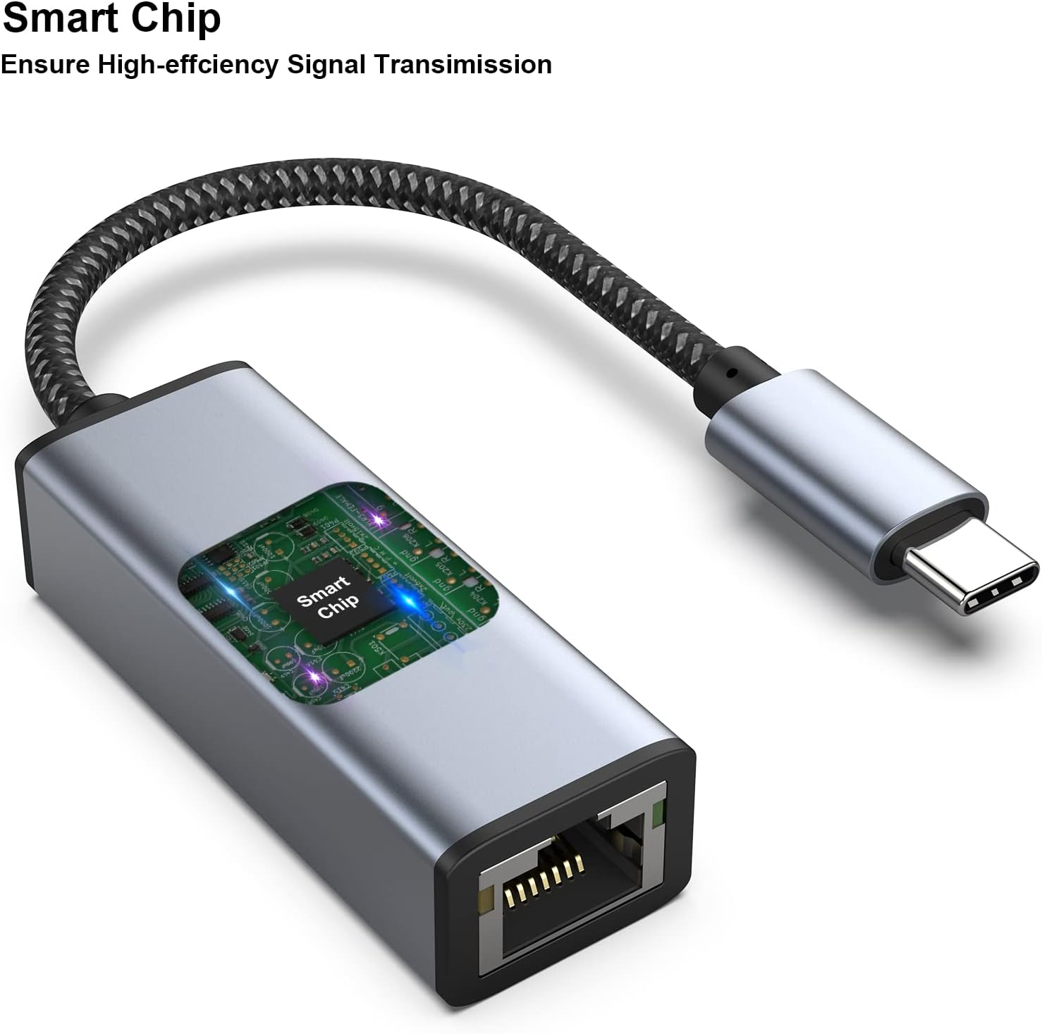 Ein silberner USB-C-zu-Ethernet-Adapter mit einem sichtbaren Chip und einem geflochtenen Kabel.