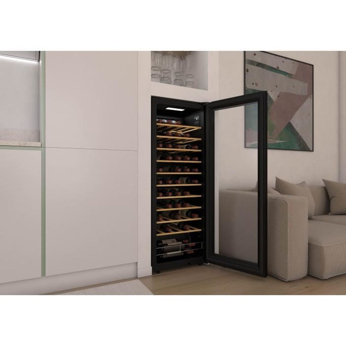 Una cantinetta per vini con la porta aperta, piena di bottiglie, accanto a un divano.